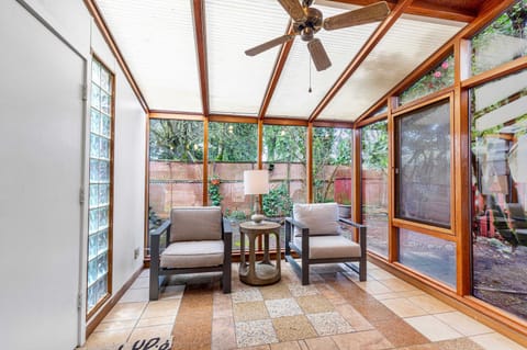 Spacious Mid Century Modern Sunroom Rambler with Portable AC House in Shoreline