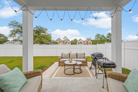 [Back Patio] BBQ & lounging area