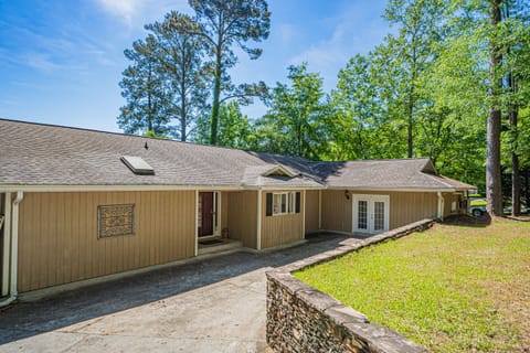 Entrance to the house. Lots of parking!