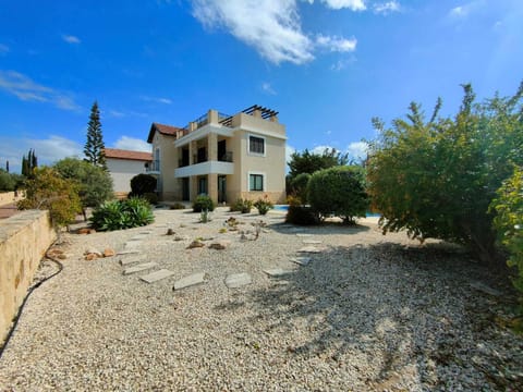 Spacious garden area 
