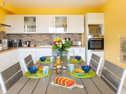 Cabinetry, Property, Furniture, Countertop, Table, Kitchen, Wood, Houseplant, Plant, Kitchen Appliance