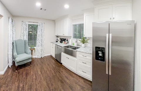 Perfect spot for hosting & whipping up delish treats!