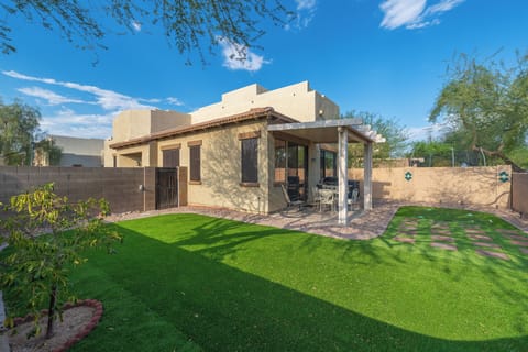 Putting Green | Covered Patio | Gas Grill | Outdoor Seating & Dining