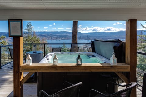 Hot tub with sit up bar!