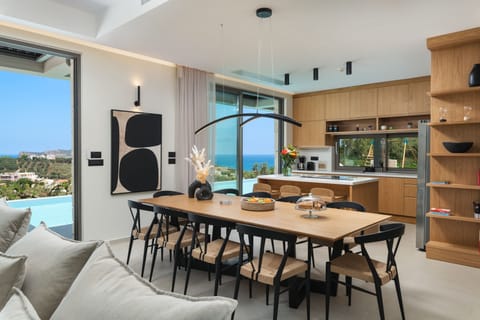 Dining area that seats up to 10 guests!