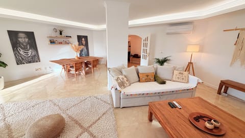 Spacious Living/Dining Room/Sofa bed slips 2 guests  