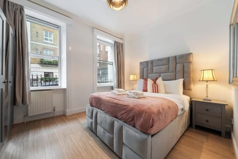 Queen Bed 1st Bedroom