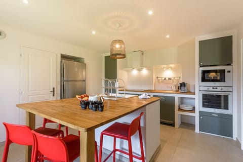 Fully equipped kitchen with central island
