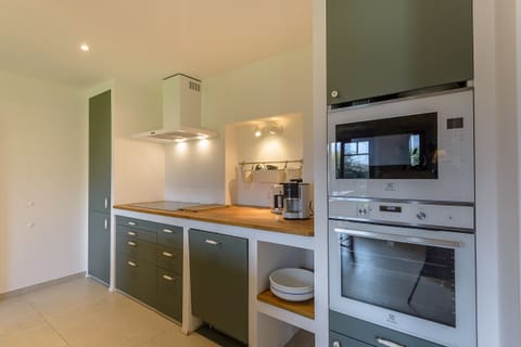 Independent equipped kitchen with central island - Ground floor