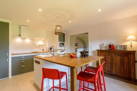 Independent kitchen, equipped with central island