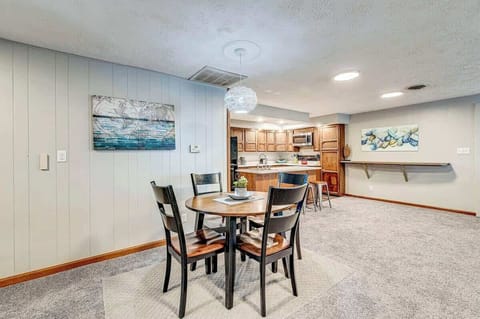 Dining area w seating for 4