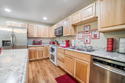 Huge, fully equipped kitchen!