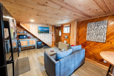 “Homey feels, cabin style
