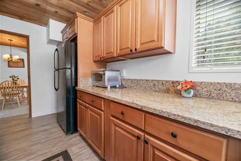 A kitchen with plenty of space for whipping up your favorite foods!