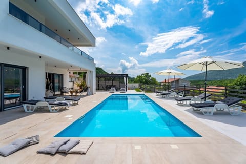 New! Villa Mirage with 36sqm pool, 4 bedrooms, 8km from the sandy beach
