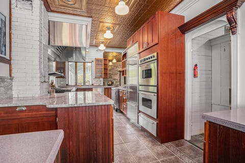 Professional Kitchen with walk in pantry -a second fridge provided