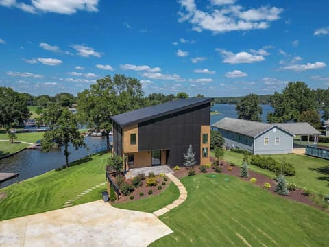 On-site parking and direct access to Lake Oconee with a private dock, all situated in a peaceful cove. Please note: there is no fence separating the property from the water’s edge.