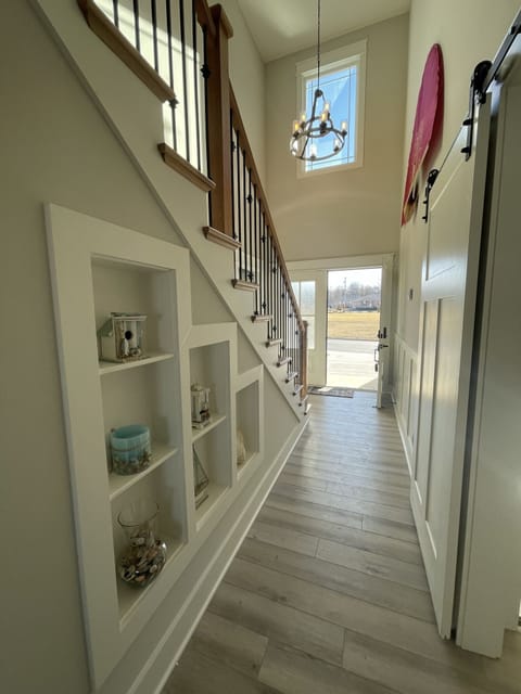 Entryway looking at the entrance 