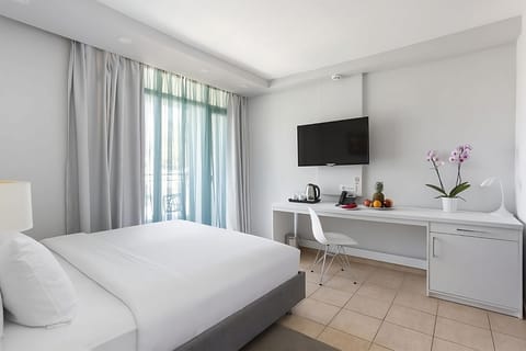 Unit with 1 Queen size bed. Exact unit will be assigned upon arrival. Views, colors and decor may vary.