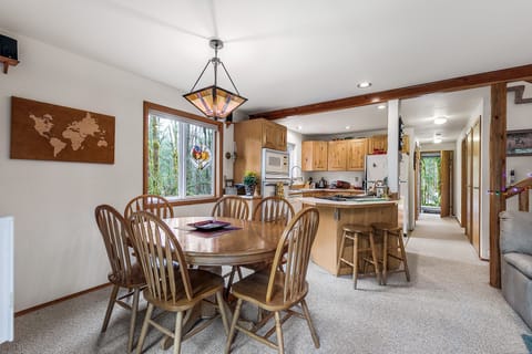 Expanding dining table