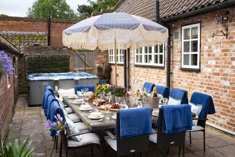 Willowgarth House, Great Smeaton, near Northallerton: Courtyard with dining furniture and hot tub
