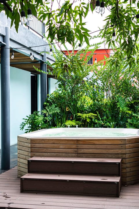 Outdoor spa tub