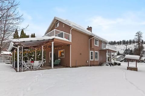 Authentic chairlift swing & antique sleigh provide fun & unique seating options.