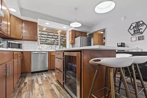 Beverage cooler,spice rack, wine & beer glasses, icemaker, service for 20 guests