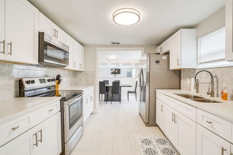 Kitchen | Keyless Entry | Screened-In Porch | Near Gulf of Mexico