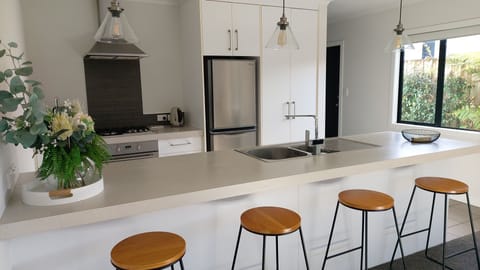 Breakfast bar/Kitchen