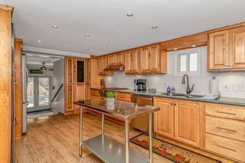 Spacious gourmet kitchen!