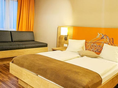 Dreibettzimmer mit Balkon - Hotel Kuchlerwirt Bed and Breakfast in Villach