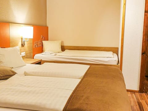 Dreibettzimmer Standard - Hotel Kuchlerwirt Bed and Breakfast in Villach