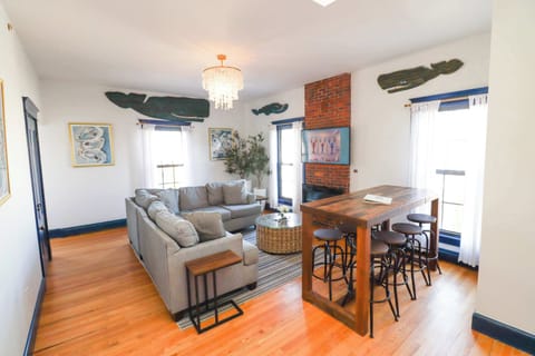 Large living room for hanging out with your whole group