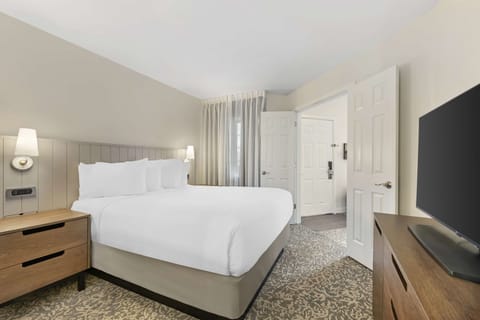 Unwind in crisp linens and a calm, modern retreat.