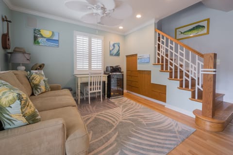 Front Living Room - sofa bed