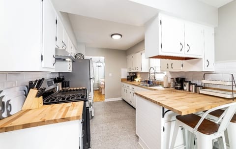 Kitchen equipped with all your main cooking essentials.