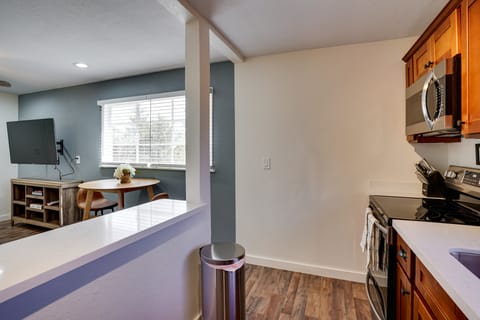 Kitchen | Breakfast Bar | High-Top Dining Table