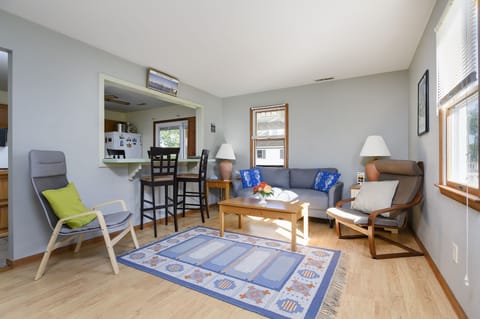 George`s Retreat is bright & sunny - the perfect Chincoteague getaway.