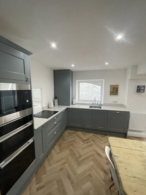 Integrated dishwasher & washing machine. Plenty of food prep areas.