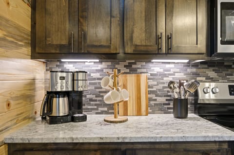 Coffee maker does full pots or single cups!