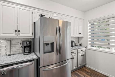 Fully equipped kitchen with stainless appliances, breakfast bar, drip coffee maker & all the cookware you need 🍳☕