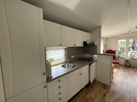 The kitchen with kitchen facilities of Camping de Zandput 490 - EEZZ