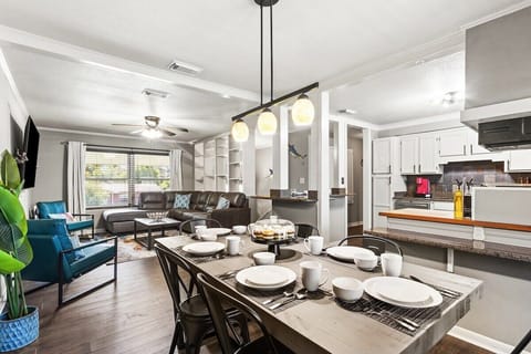 Dining area seats 6 overlooking kitchen and living area