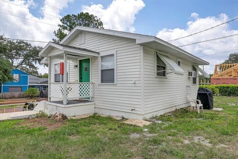 Several steps to get into the unit if you park in front of the garage. Three steps to get in to the unit. 