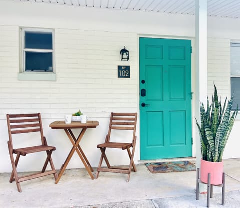 Entryway, keyless door lock