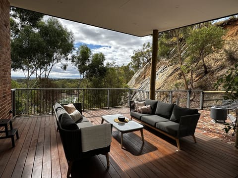 Alfresco area overlooking Umatah Quarry with city views