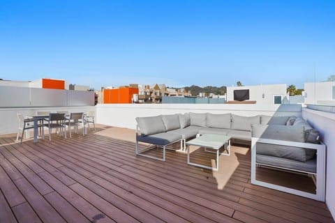 The Perfect Hollywood Rooftop Escape