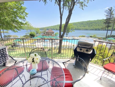 This balcony runs on great times and incredible lake & pool-front views!