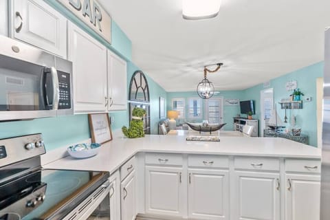 Electric stove and beautiful white quartz countertops!
